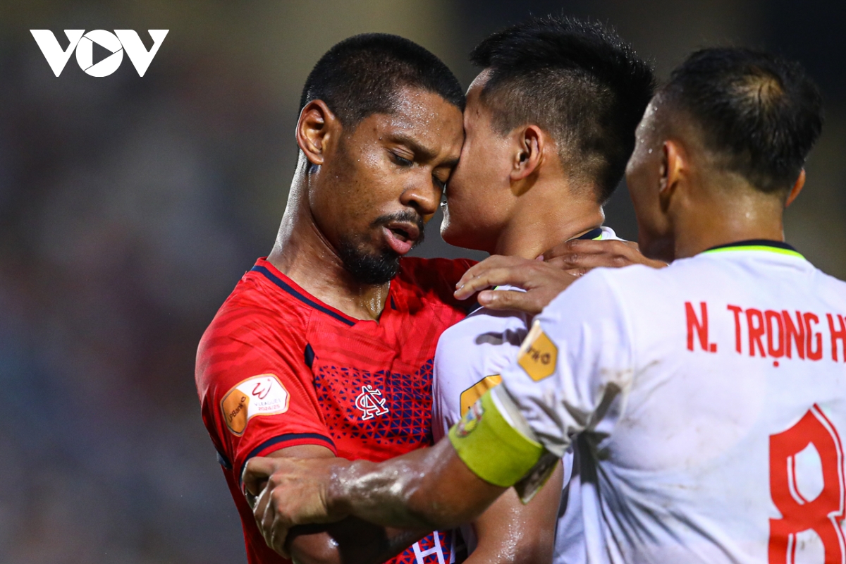 toàn cảnh trận cahn hoà hà tĩnh hai trợ lý cahn suýt va chạm trên sân hình ảnh 4 toan canh tran cahn hoa ha tinh hai tro ly cahn suyt va cham tren san hinh anh 4
