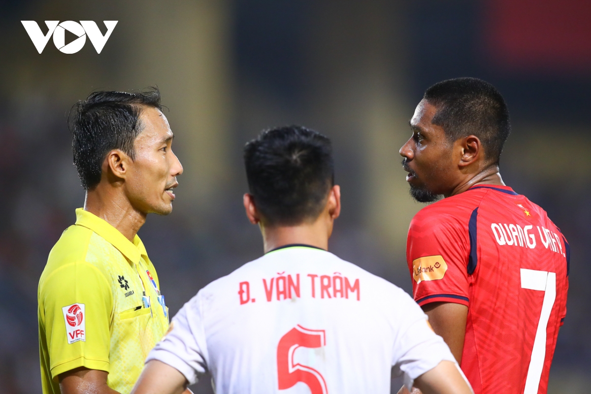 toàn cảnh trận cahn hoà hà tĩnh hai trợ lý cahn suýt va chạm trên sân hình ảnh 6 toan canh tran cahn hoa ha tinh hai tro ly cahn suyt va cham tren san hinh anh 6