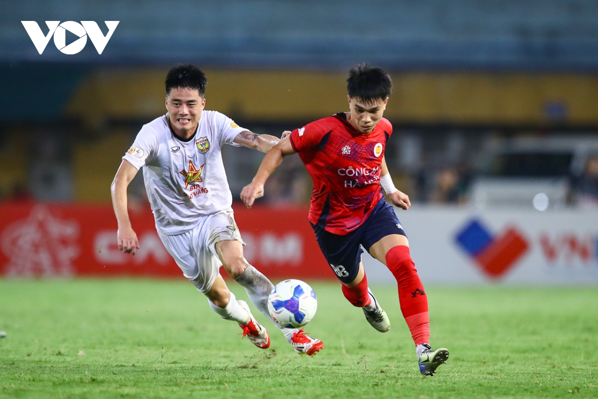 toàn cảnh trận cahn hoà hà tĩnh hai trợ lý cahn suýt va chạm trên sân hình ảnh 1 toan canh tran cahn hoa ha tinh hai tro ly cahn suyt va cham tren san hinh anh 1