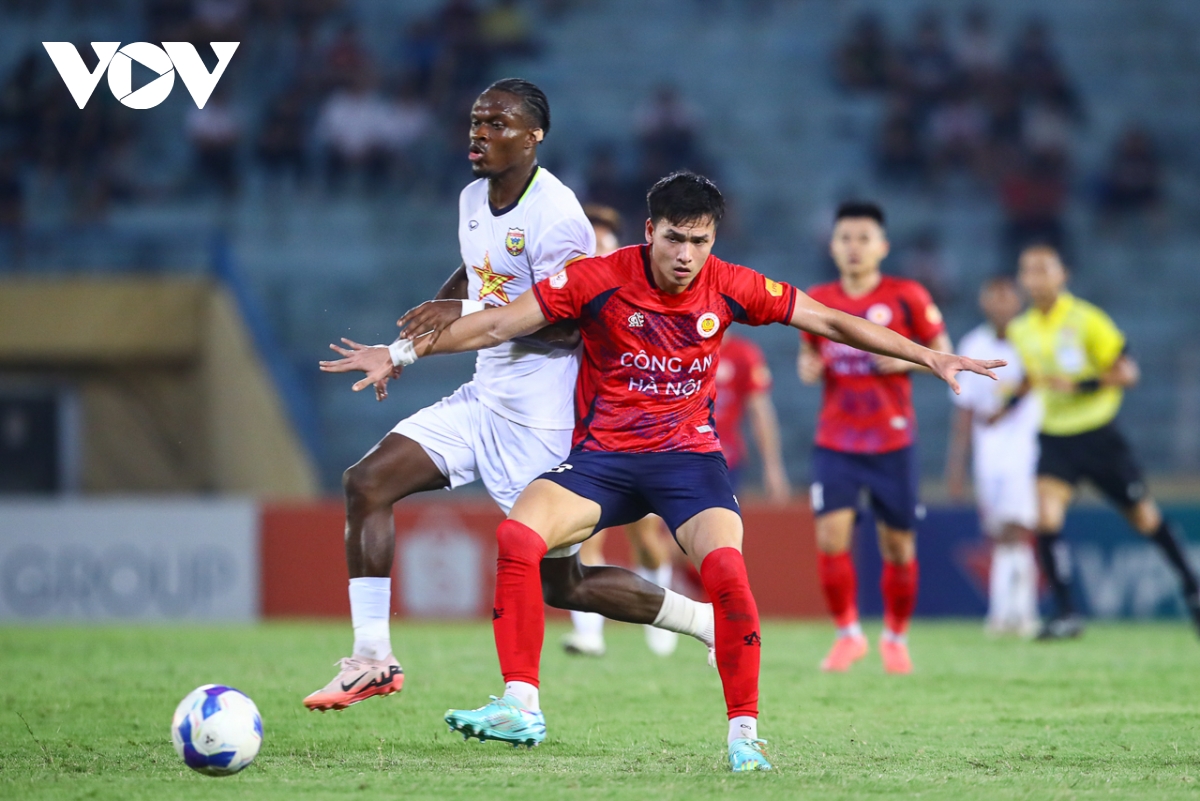 toàn cảnh trận cahn hoà hà tĩnh hai trợ lý cahn suýt va chạm trên sân hình ảnh 2 toan canh tran cahn hoa ha tinh hai tro ly cahn suyt va cham tren san hinh anh 2