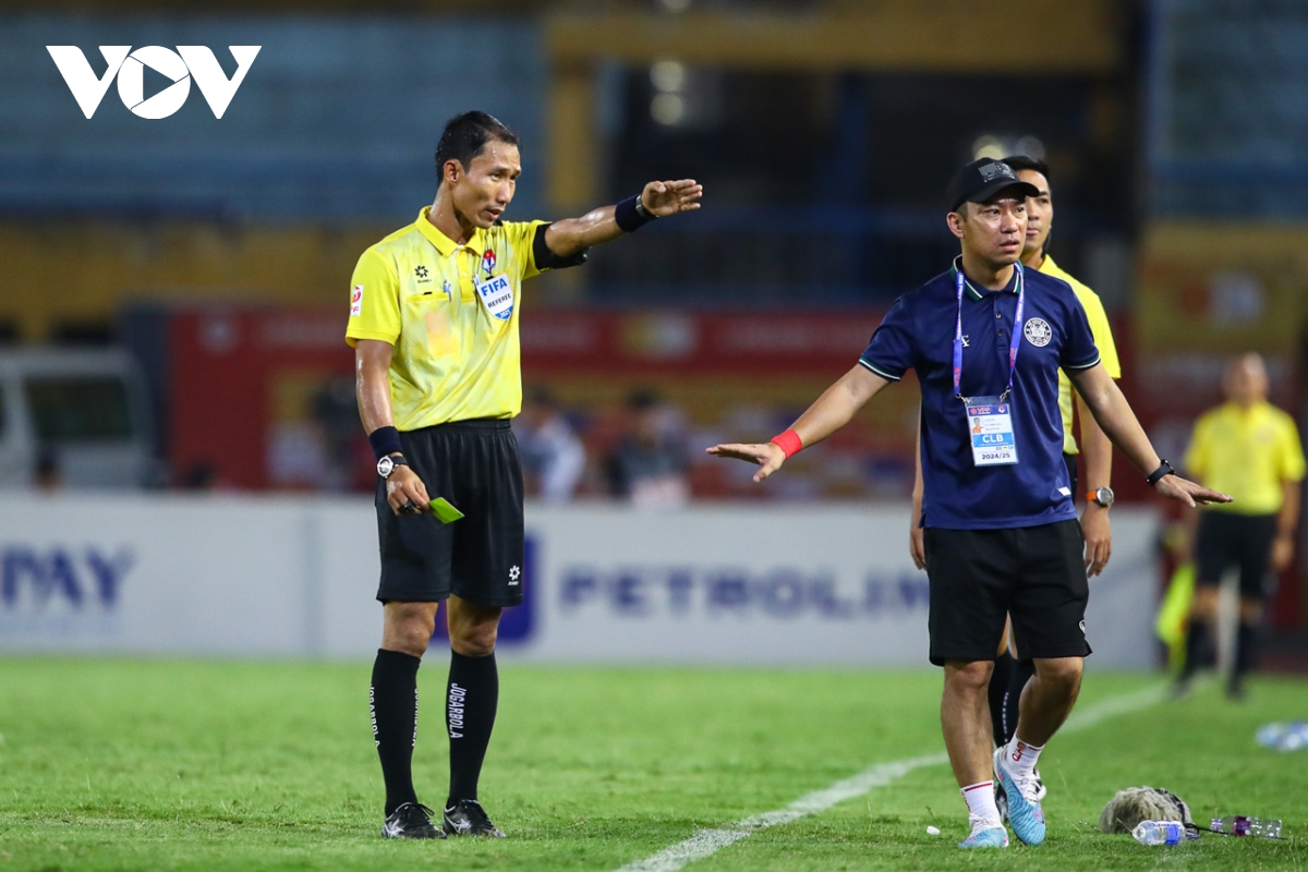toàn cảnh trận cahn hoà hà tĩnh hai trợ lý cahn suýt va chạm trên sân hình ảnh 7 toan canh tran cahn hoa ha tinh hai tro ly cahn suyt va cham tren san hinh anh 7