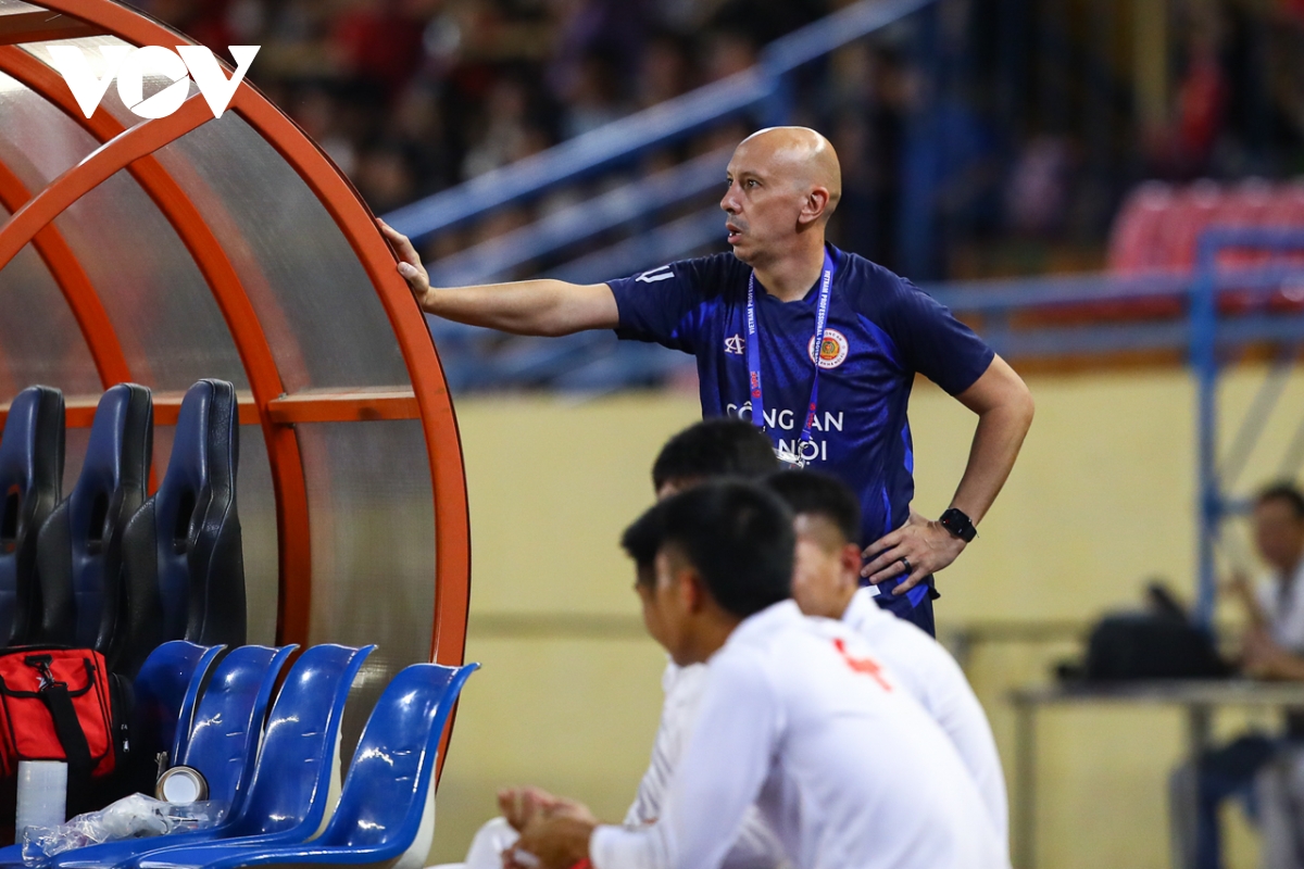 toàn cảnh trận cahn hoà hà tĩnh hai trợ lý cahn suýt va chạm trên sân hình ảnh 8 toan canh tran cahn hoa ha tinh hai tro ly cahn suyt va cham tren san hinh anh 8