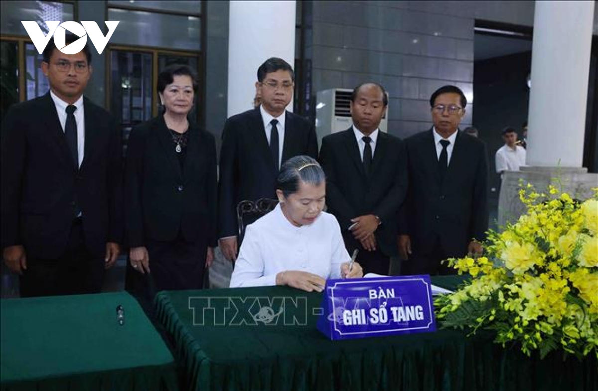 Đoàn đại biểu cấp cao campuchia viếng nguyên chủ tịch nước trần Đức lương hình ảnh 5 Doan dai bieu cap cao campuchia vieng nguyen chu tich nuoc tran Duc luong hinh anh 5