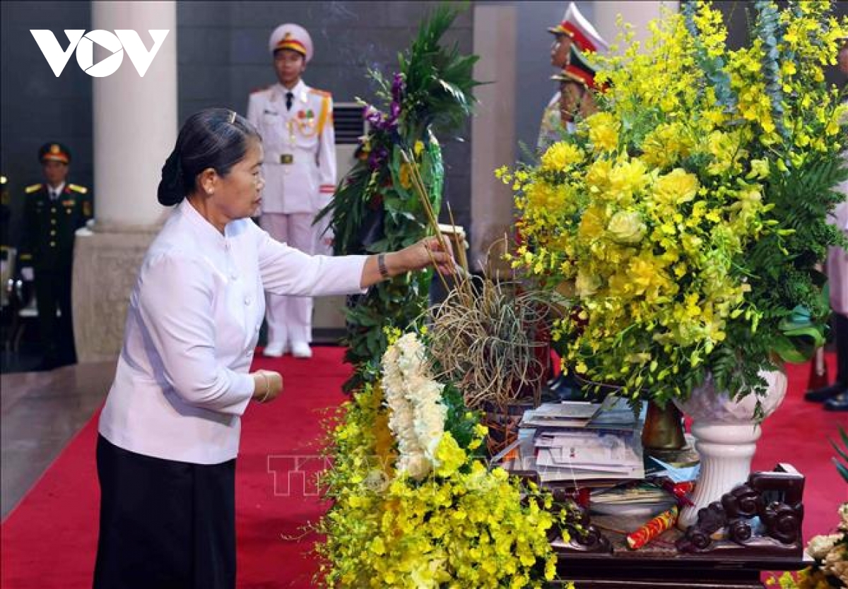 Đoàn đại biểu cấp cao campuchia viếng nguyên chủ tịch nước trần Đức lương hình ảnh 2 Doan dai bieu cap cao campuchia vieng nguyen chu tich nuoc tran Duc luong hinh anh 2
