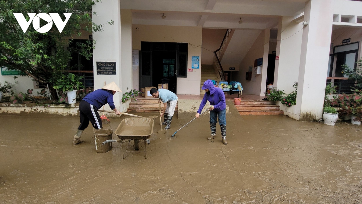 Am tinh nguoi giua con mua lu o bac kan hinh anh 4