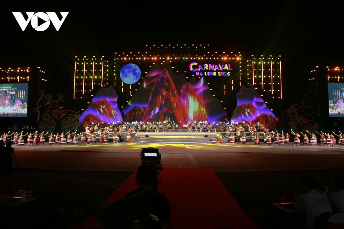 hàng vạn người dân, du khách hoà mình vào không khí carnaval hạ long 2025 hình ảnh 3 hang van nguoi dan, du khach hoa minh vao khong khi carnaval ha long 2025 hinh anh 3