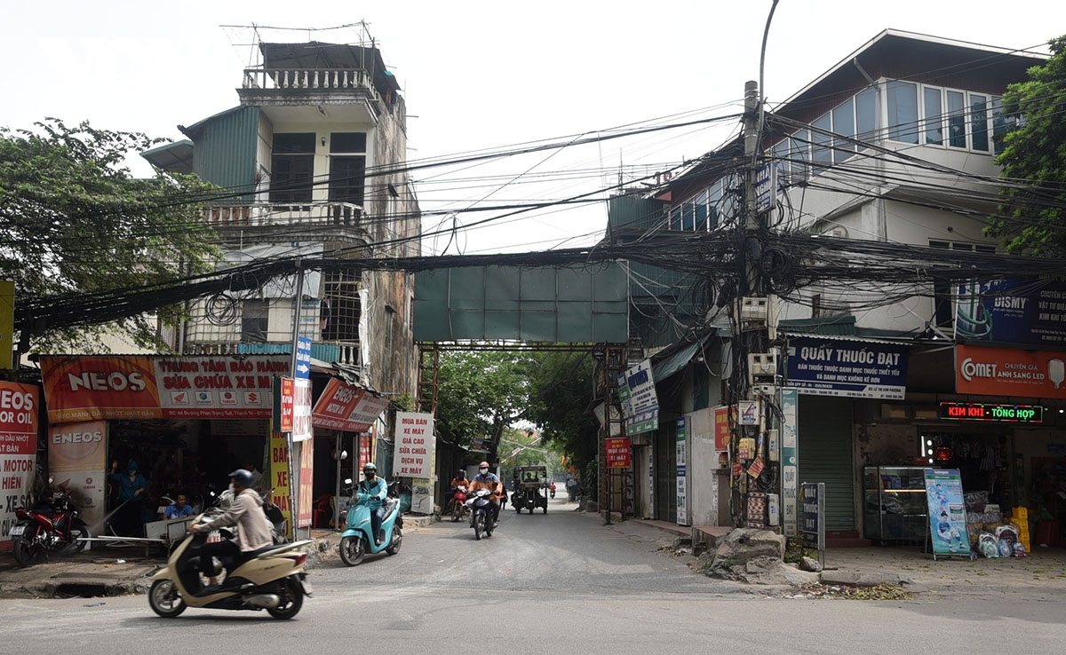 cu dan khu do thi cau buou bat an vi hang nghin nguoi chi co mot loi ra vao duy nhat hinh anh 5