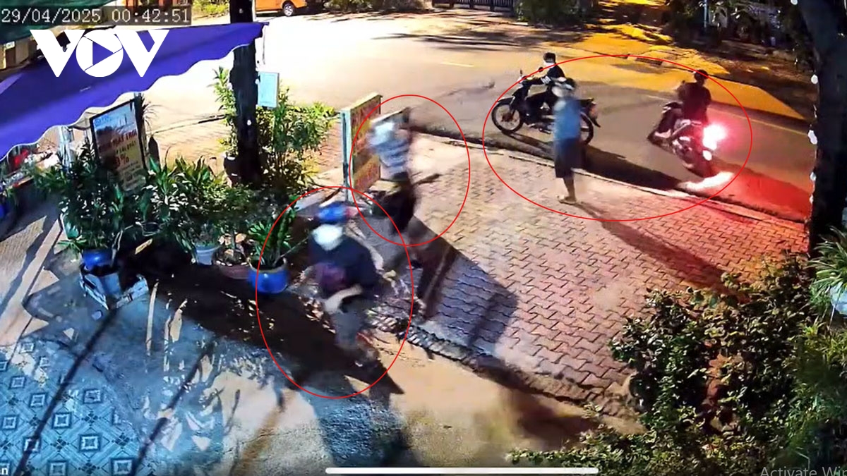 tạm giữ nhóm thanh niên mang hung khí náo loạn quán ăn ở bình dương hình ảnh 1 tam giu nhom thanh nien mang hung khi nao loan quan an o binh duong hinh anh 1