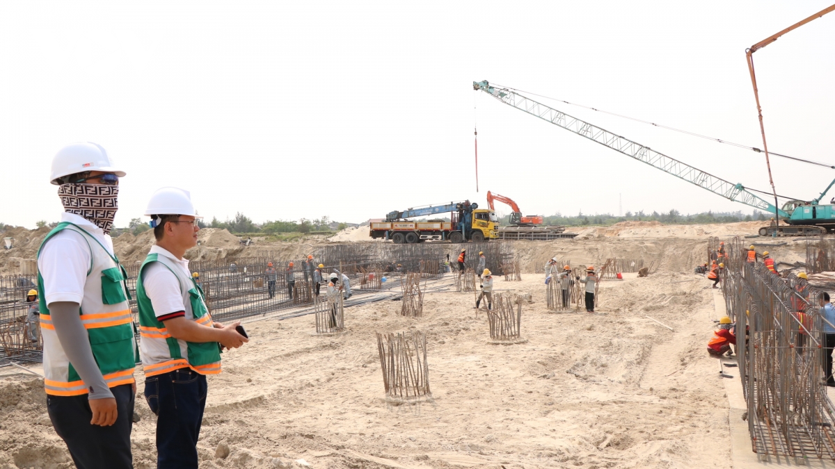  vuot nang tren cong truong khu ben cang my thuy, quang tri hinh anh 1