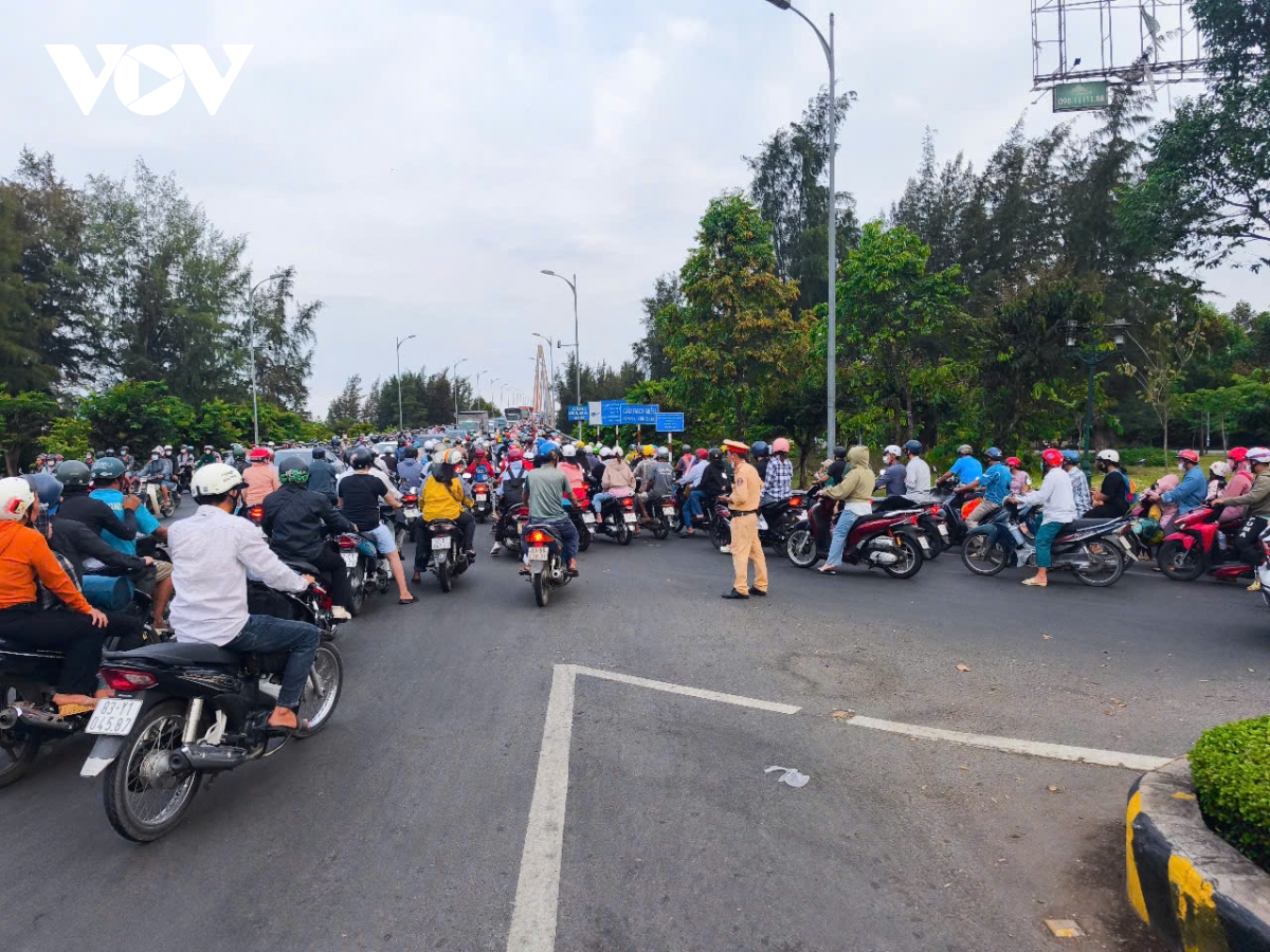 tiền giang mất 30 phút mới qua được cầu rạch miễu do ùn ứ giao thông hình ảnh 1 tien giang mat 30 phut moi qua duoc cau rach mieu do un u giao thong hinh anh 1