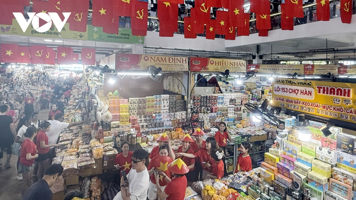 Chợ và siêu thị ở Đà Nẵng nhộn nhịp khách mua sắm dịp lễ 30/4 và 1/5