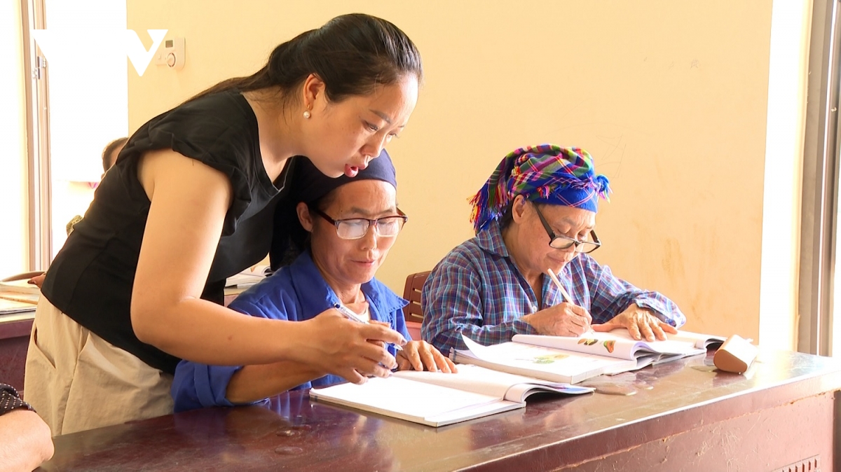 bắc kạn đẩy mạnh xóa mù chữ cho đồng bào vùng cao hình ảnh 2 bac kan day manh xoa mu chu cho dong bao vung cao hinh anh 2
