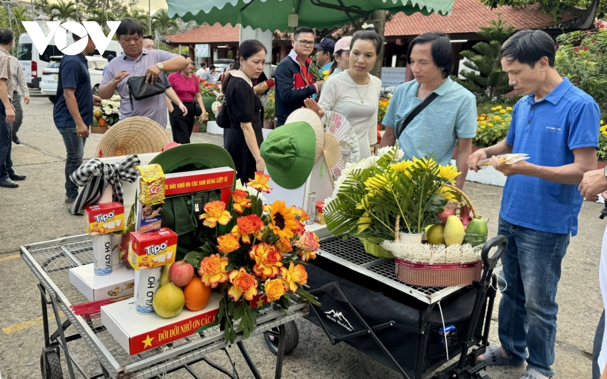 côn Đảo nhộn nhịp kỷ niệm 50 năm ngày giải phóng hình ảnh 3 con Dao nhon nhip ky niem 50 nam ngay giai phong hinh anh 3