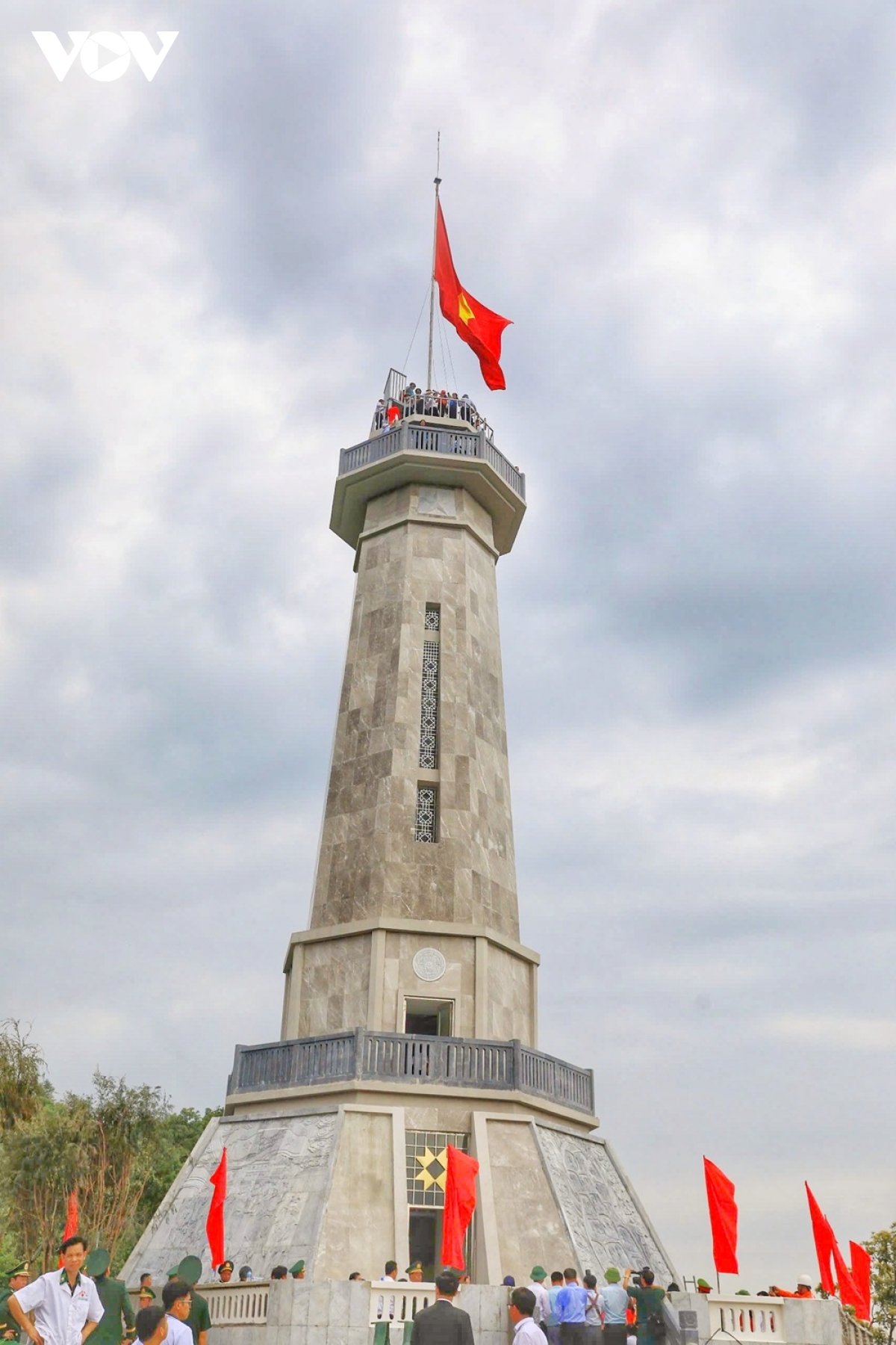 lễ thượng cờ và gắn biển công trình cột cờ a pa chải hình ảnh 1 le thuong co va gan bien cong trinh cot co a pa chai hinh anh 1
