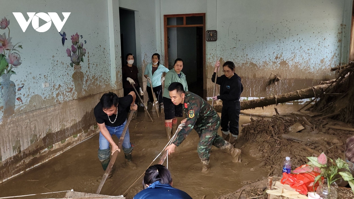 Am tinh nguoi giua con mua lu o bac kan hinh anh 2