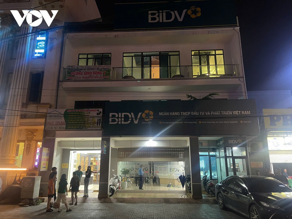 người dân kể giây phút kẻ cướp ngân hàng cầm balo tiền tẩu thoát hình ảnh 2 nguoi dan ke giay phut ke cuop ngan hang cam balo tien tau thoat hinh anh 2