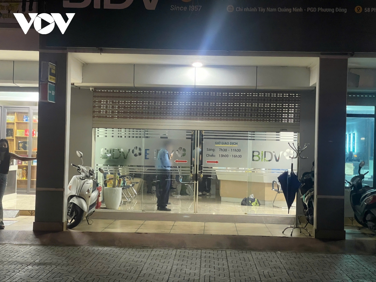 người dân kể giây phút kẻ cướp ngân hàng cầm balo tiền tẩu thoát hình ảnh 3 nguoi dan ke giay phut ke cuop ngan hang cam balo tien tau thoat hinh anh 3
