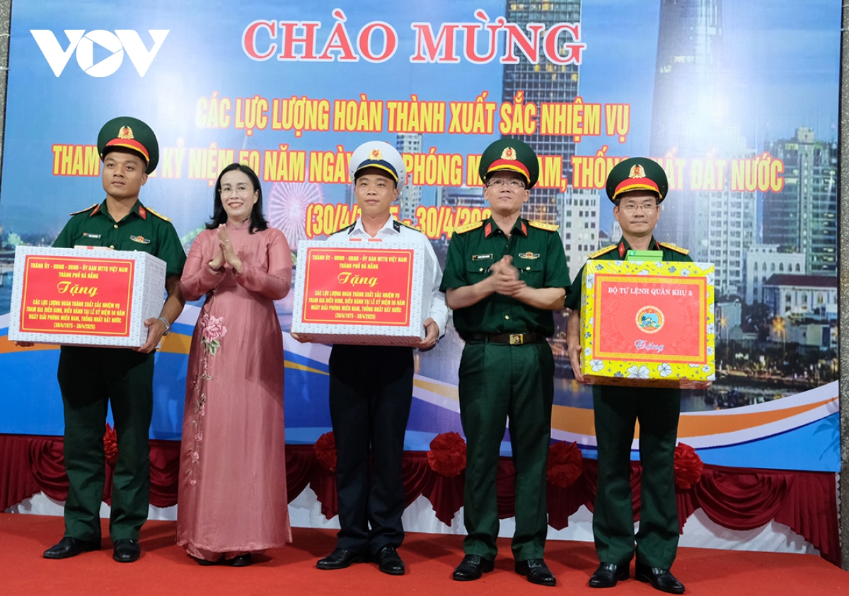 Đà nẵng đón hơn 500 cán bộ, chiến sĩ hoàn thành diễu binh, diễu hành trở về hình ảnh 7 Da nang don hon 500 can bo, chien si hoan thanh dieu binh, dieu hanh tro ve hinh anh 7