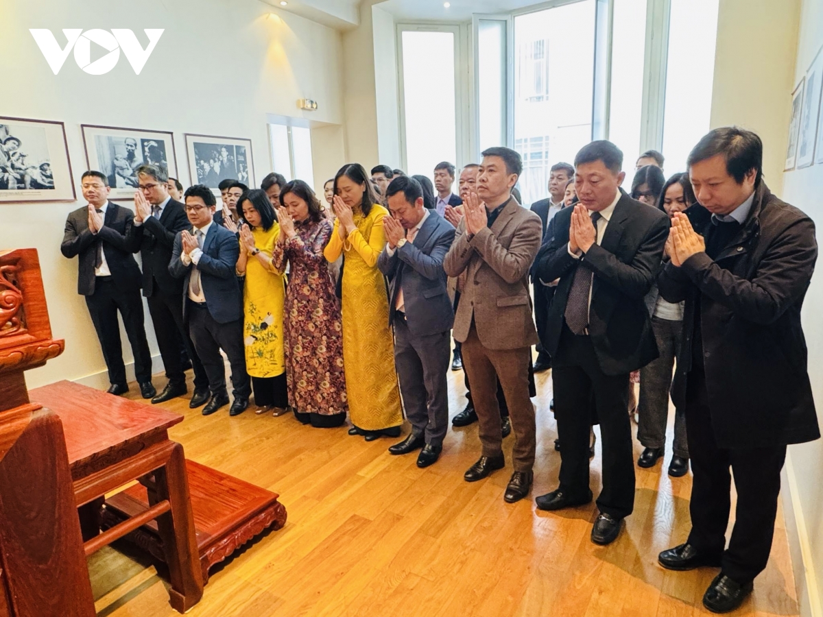 dâng hoa tưởng niệm chủ tịch hồ chí minh tại montreuil, pháp hình ảnh 4 dang hoa tuong niem chu tich ho chi minh tai montreuil, phap hinh anh 4