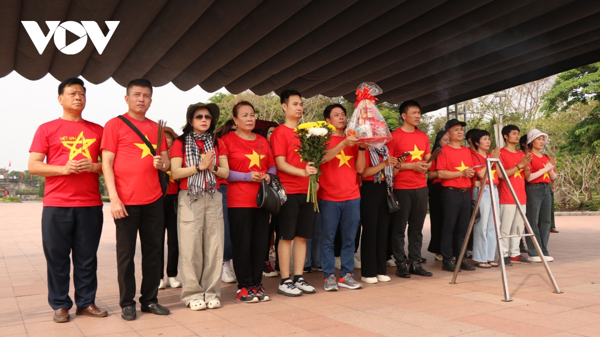 du khach ve quang tri de cung tri an hinh anh 2