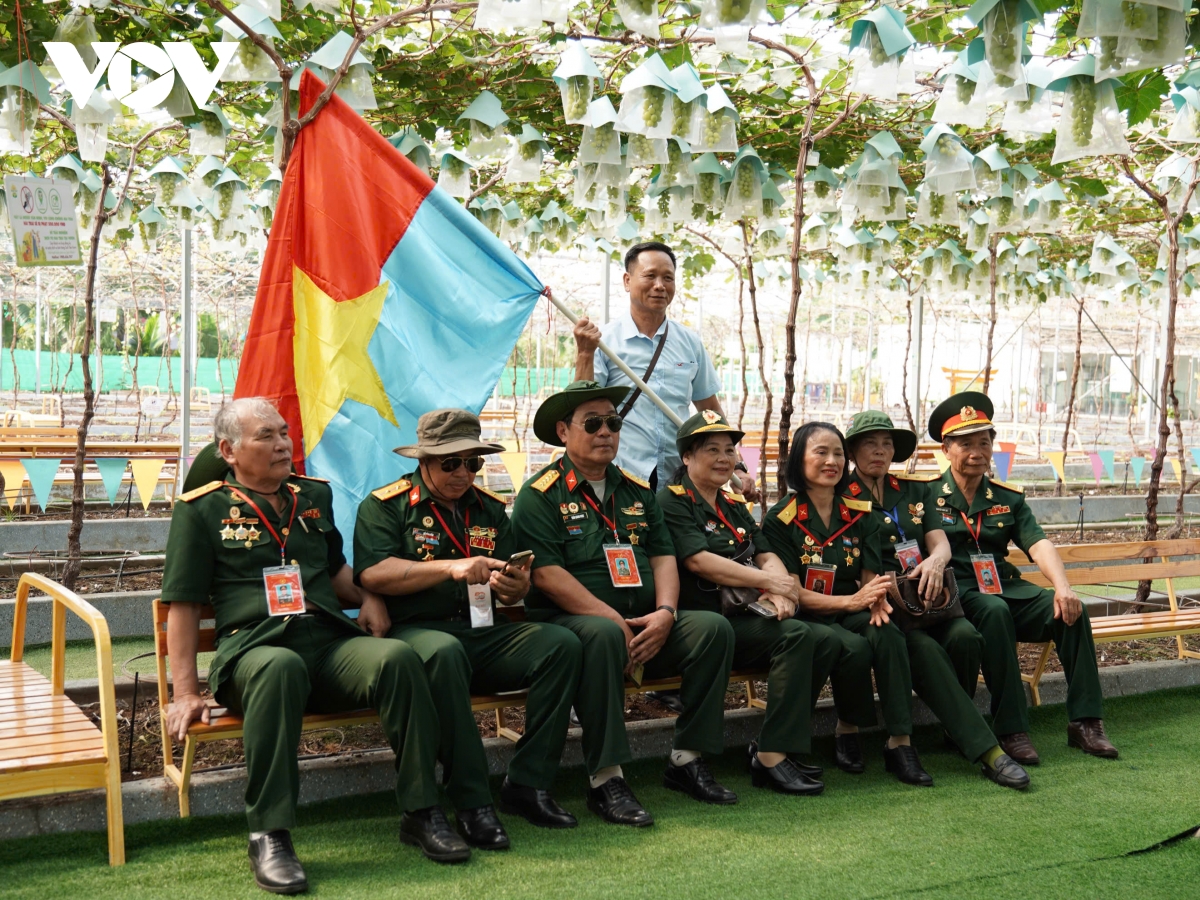 nguoi dan tp.hcm no nuc do ve khu vui choi dip le 30 4 1 5 hinh anh 1