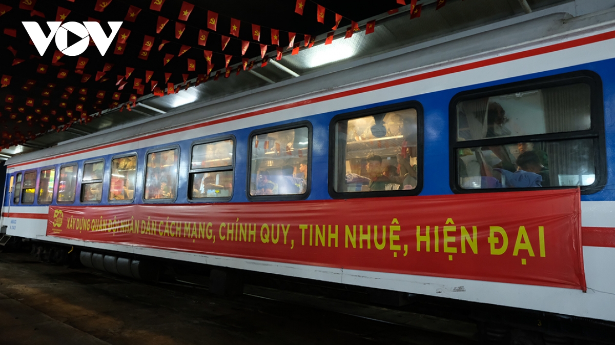 Đà nẵng đón hơn 500 cán bộ, chiến sĩ hoàn thành diễu binh, diễu hành trở về hình ảnh 3 Da nang don hon 500 can bo, chien si hoan thanh dieu binh, dieu hanh tro ve hinh anh 3