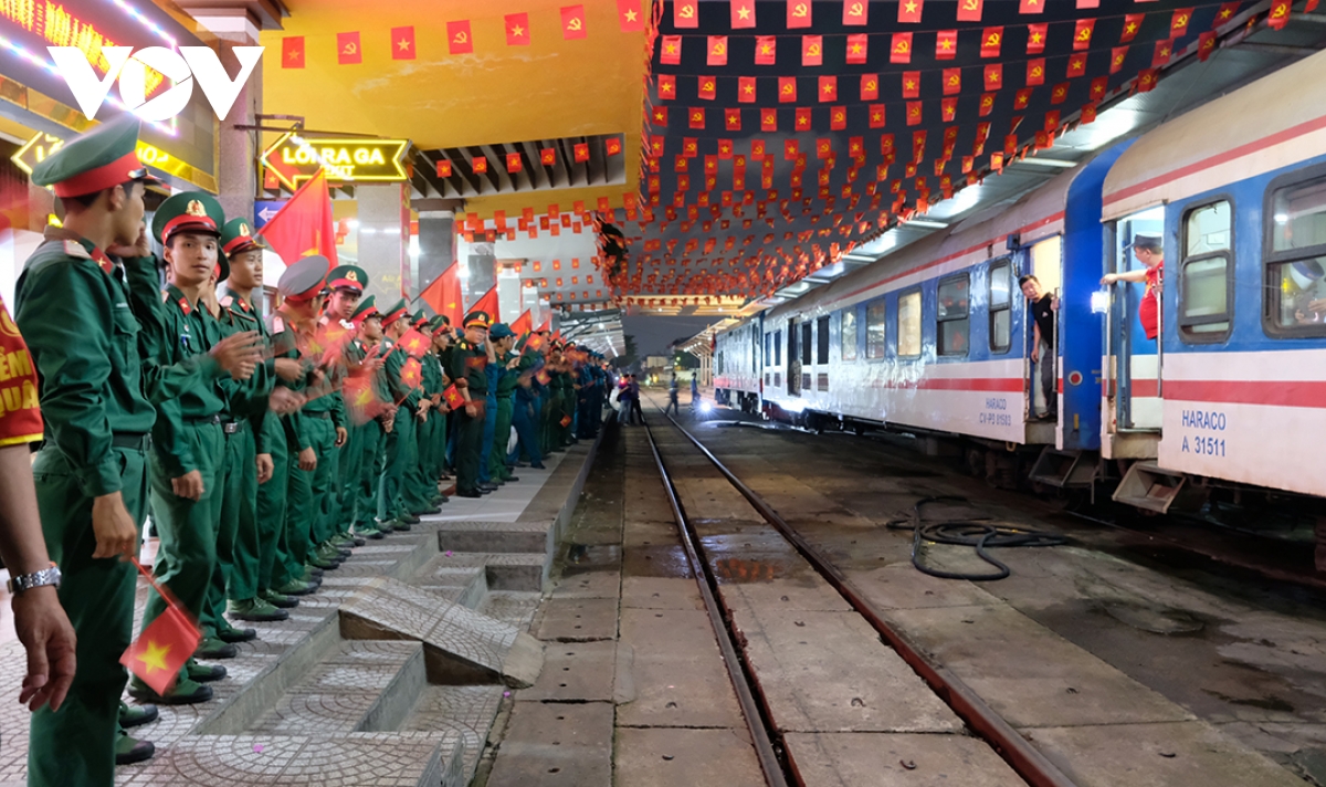 Đà nẵng đón hơn 500 cán bộ, chiến sĩ hoàn thành diễu binh, diễu hành trở về hình ảnh 2 Da nang don hon 500 can bo, chien si hoan thanh dieu binh, dieu hanh tro ve hinh anh 2