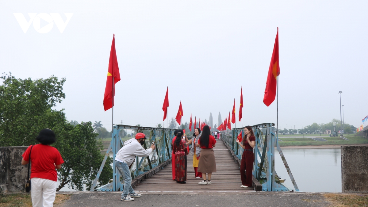 du khach ve quang tri de cung tri an hinh anh 1