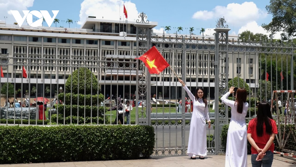 Người dân, du khách đổ về các điểm vui chơi, di tích lịch sử tại TP.HCM