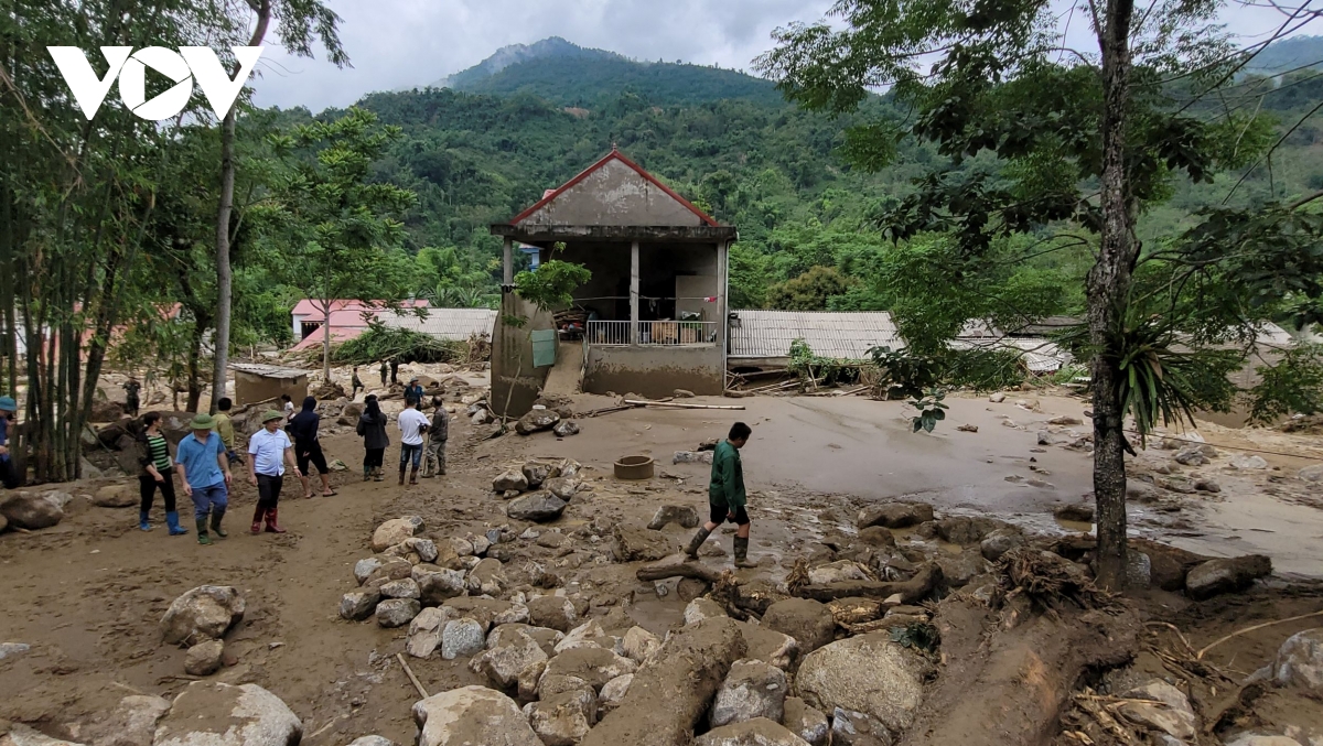 Am tinh nguoi giua con mua lu o bac kan hinh anh 3