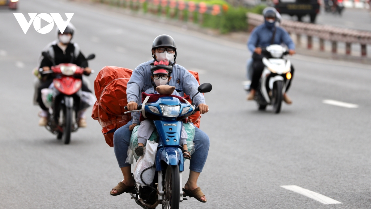 Dòng người ùn ùn đổ về TP.HCM nhưng đường cửa ngõ không tắc