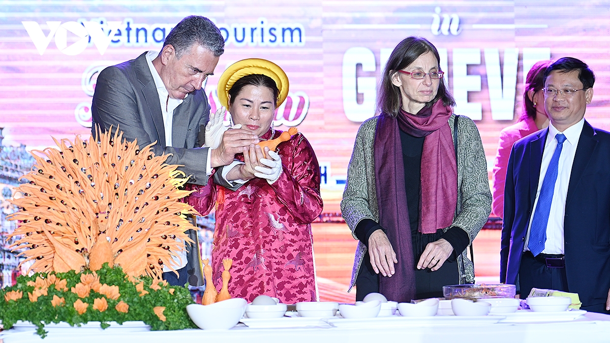 xuc tien quang ba du lich lang nghe, am thuc viet nam tai thu do geneva, thuy si hinh anh 4
