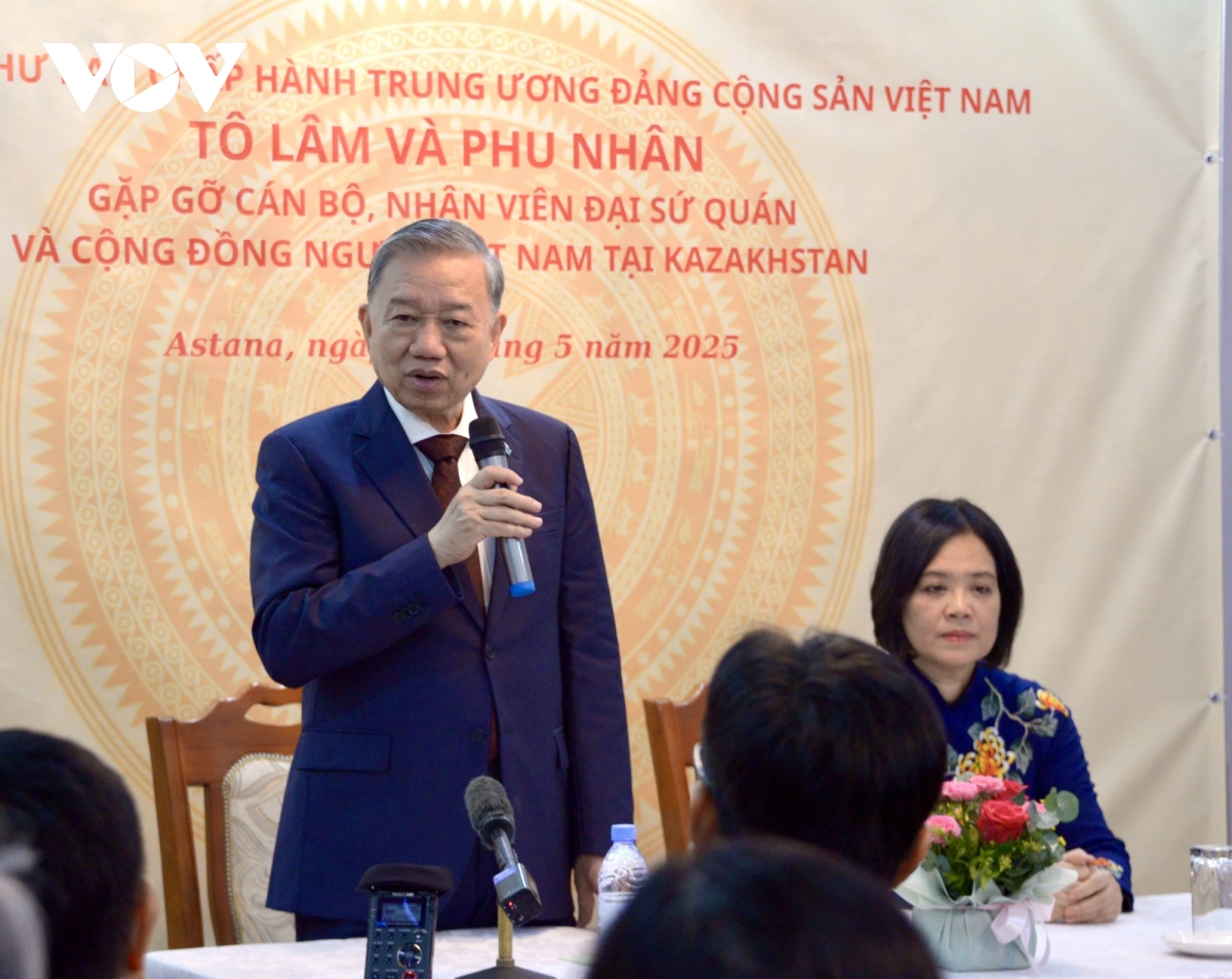 Tổng Bí thư Tô Lâm gặp gỡ cán bộ Đại sứ quán Việt Nam tại Kazakhstan