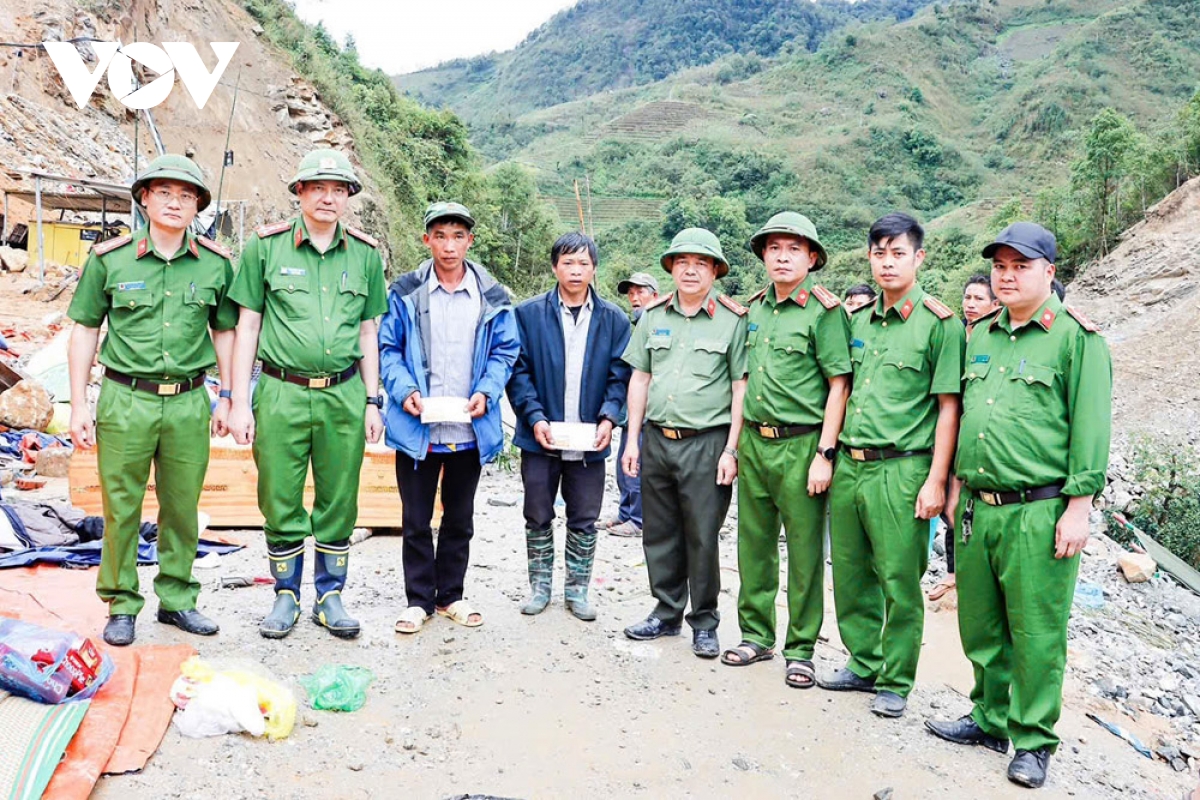 hỗ trợ các nạn nhân vụ sạt lở ở lai châu gần 1,1 tỷ đồng hình ảnh 2 ho tro cac nan nhan vu sat lo o lai chau gan 1,1 ty dong hinh anh 2