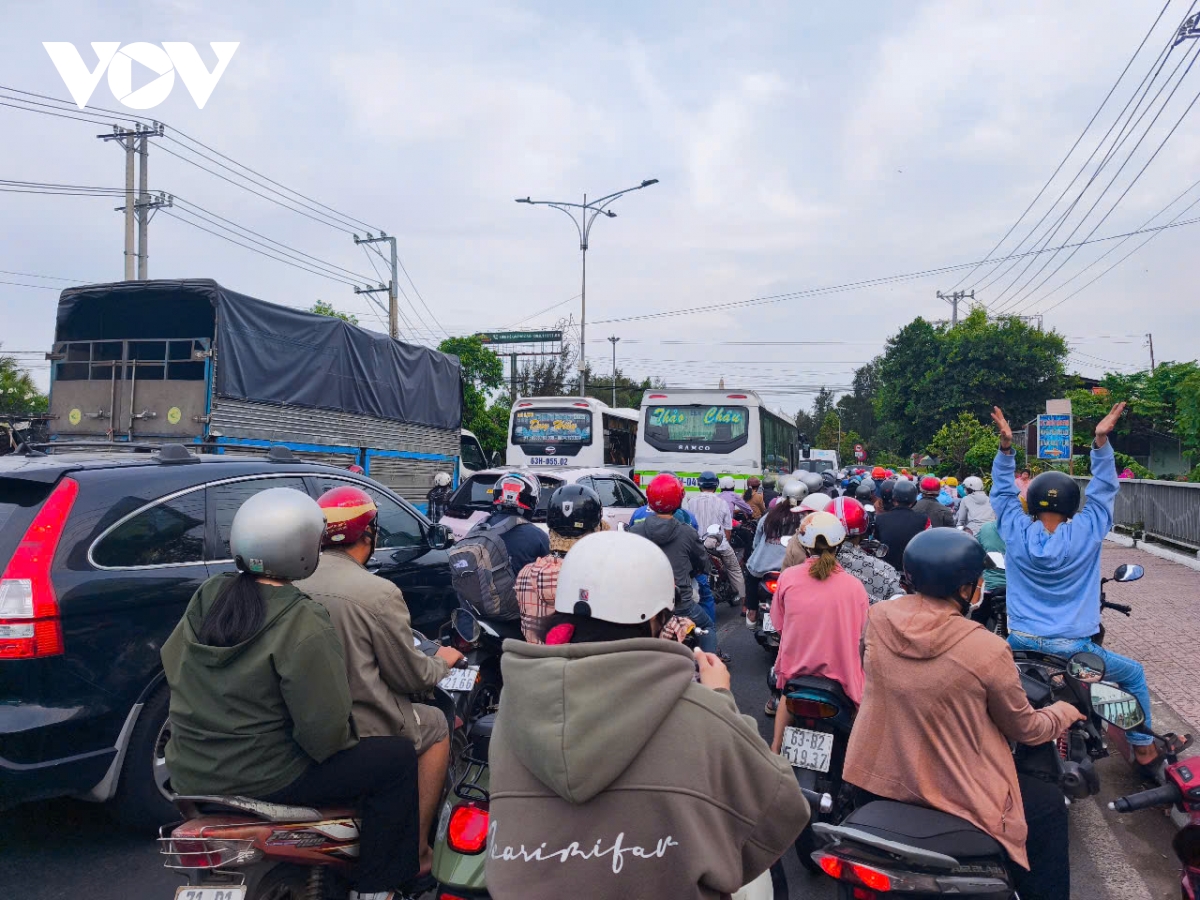 tiền giang mất 30 phút mới qua được cầu rạch miễu do ùn ứ giao thông hình ảnh 2 tien giang mat 30 phut moi qua duoc cau rach mieu do un u giao thong hinh anh 2
