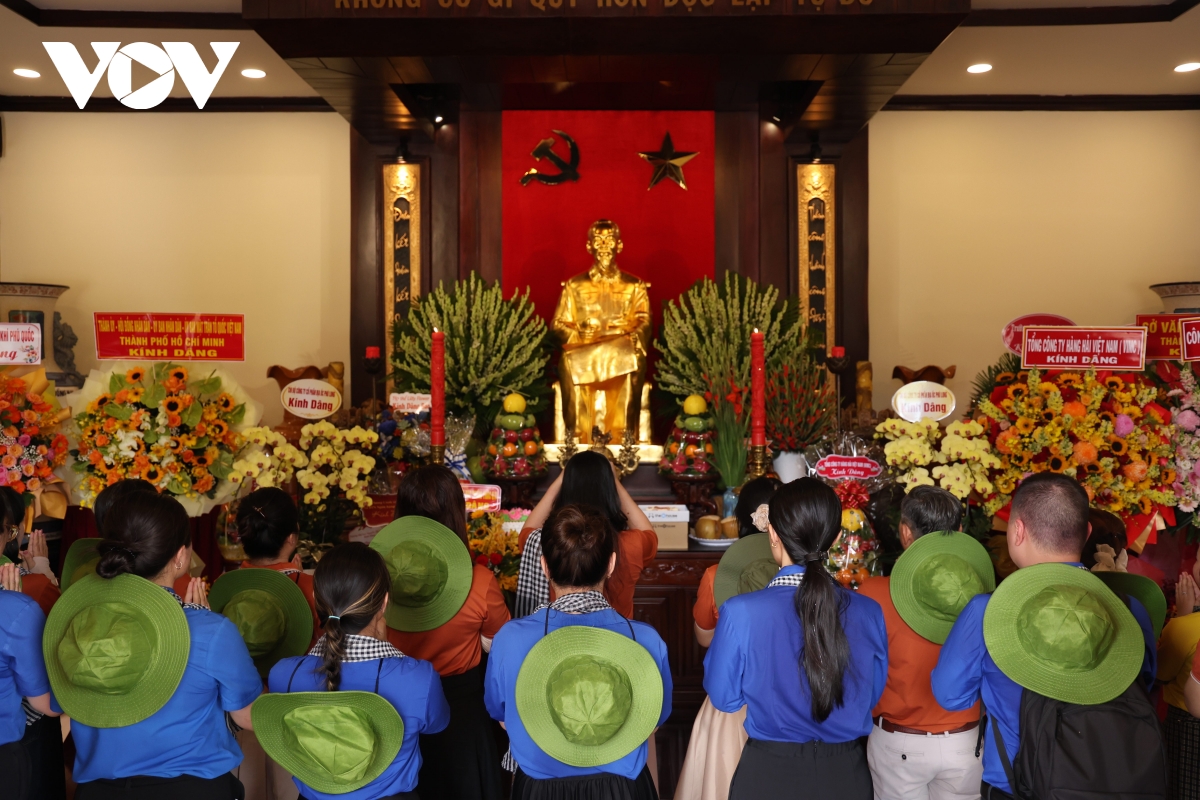 nhiều đoàn khách tham quan bến nhà rồng dịp 135 năm sinh nhật bác hình ảnh 2 nhieu doan khach tham quan ben nha rong dip 135 nam sinh nhat bac hinh anh 2