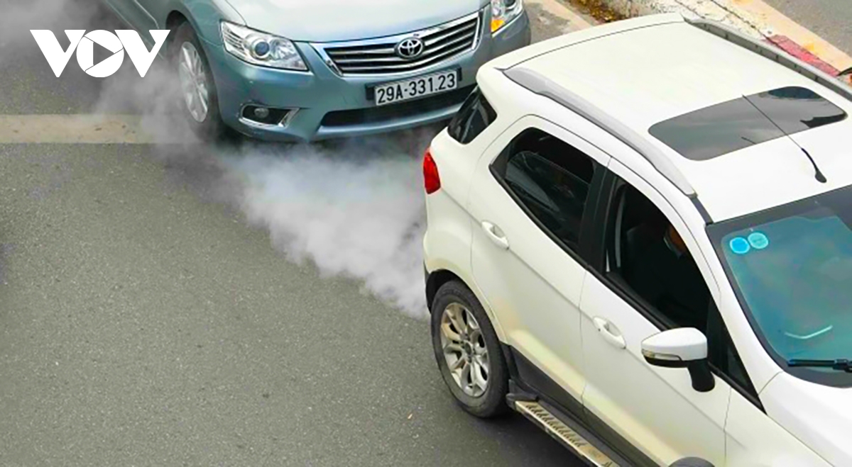 Nguyên nhân nào làm tăng khí thải độc hại từ xe ô tô, gắn máy?