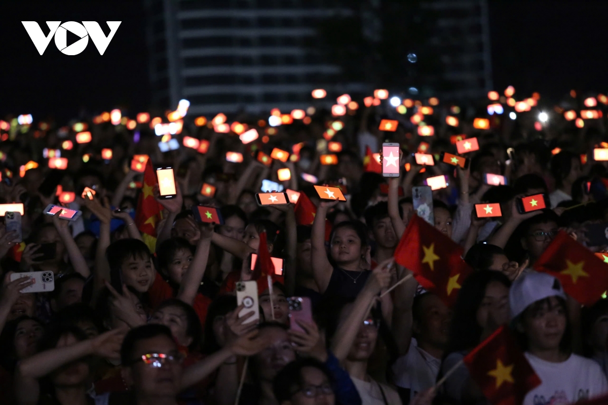 hàng vạn người dân, du khách hoà mình vào không khí carnaval hạ long 2025 hình ảnh 2 hang van nguoi dan, du khach hoa minh vao khong khi carnaval ha long 2025 hinh anh 2