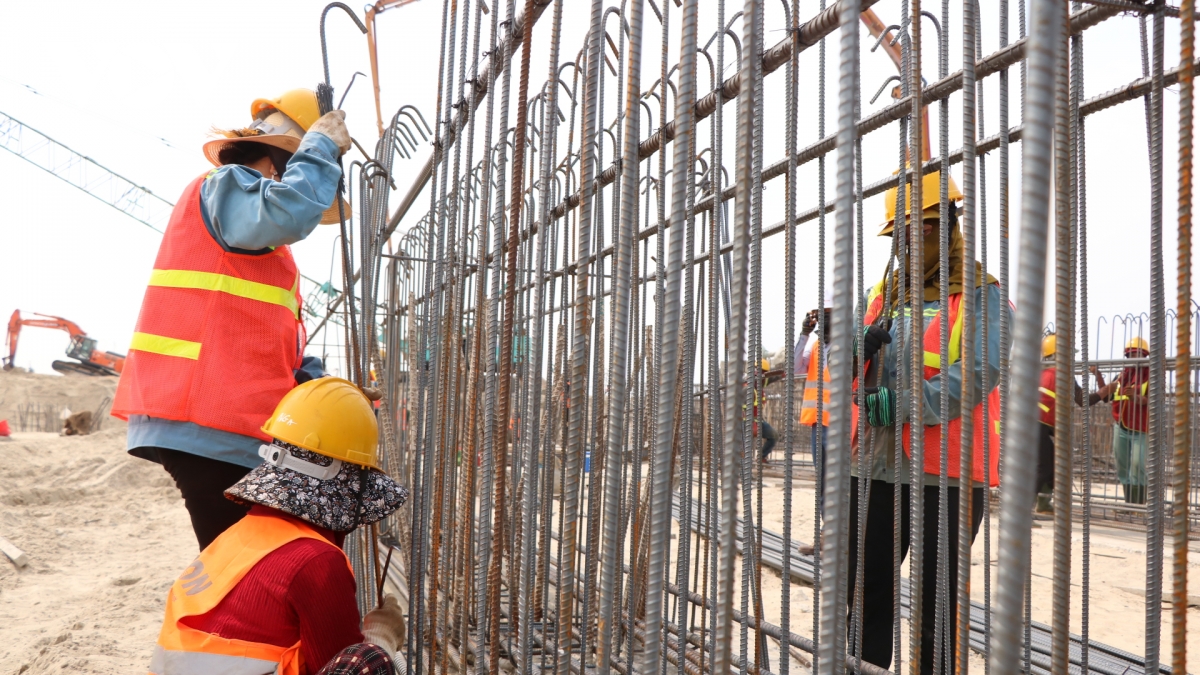 vượt nắng trên công trường khu bến cảng mỹ thủy, quảng trị hình ảnh 3 vuot nang tren cong truong khu ben cang my thuy, quang tri hinh anh 3
