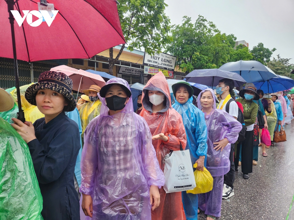 Đội mưa đón xá lợi Đức Phật tại chùa Phúc Sơn, Bắc Giang