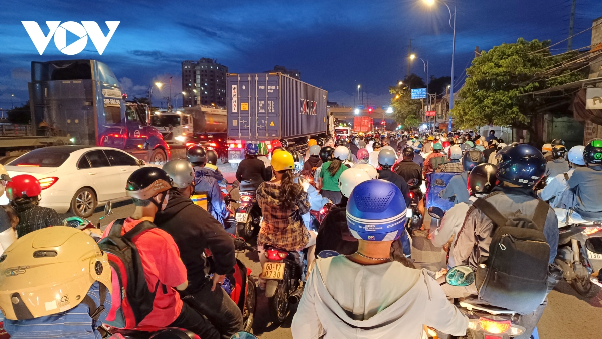 dòng người ùn ùn đổ về tp.hcm nhưng đường cửa ngõ không tắc hình ảnh 16 dong nguoi un un do ve tp.hcm nhung duong cua ngo khong tac hinh anh 16