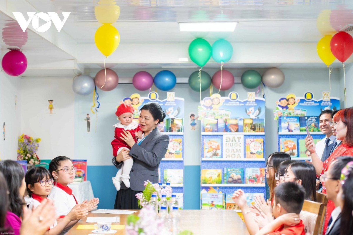 Phu nhân Ngô Phương Ly thăm lớp học tiếng Việt tại Belarus