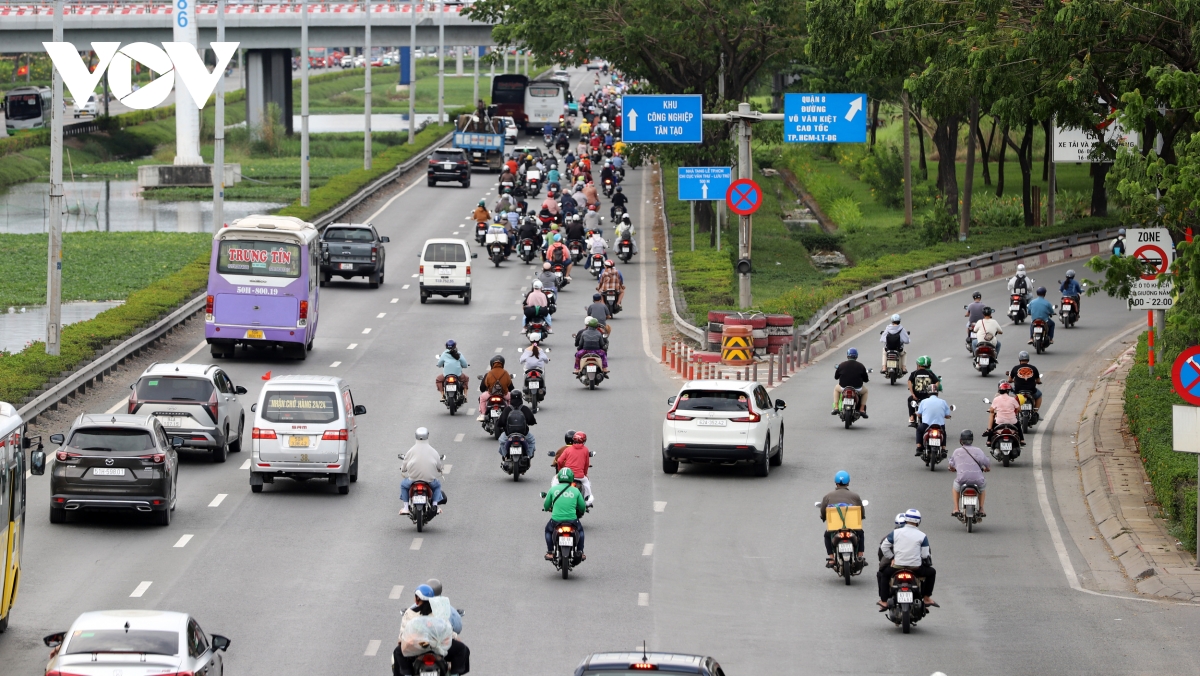 dòng người ùn ùn đổ về tp.hcm nhưng đường cửa ngõ không tắc hình ảnh 14 dong nguoi un un do ve tp.hcm nhung duong cua ngo khong tac hinh anh 14