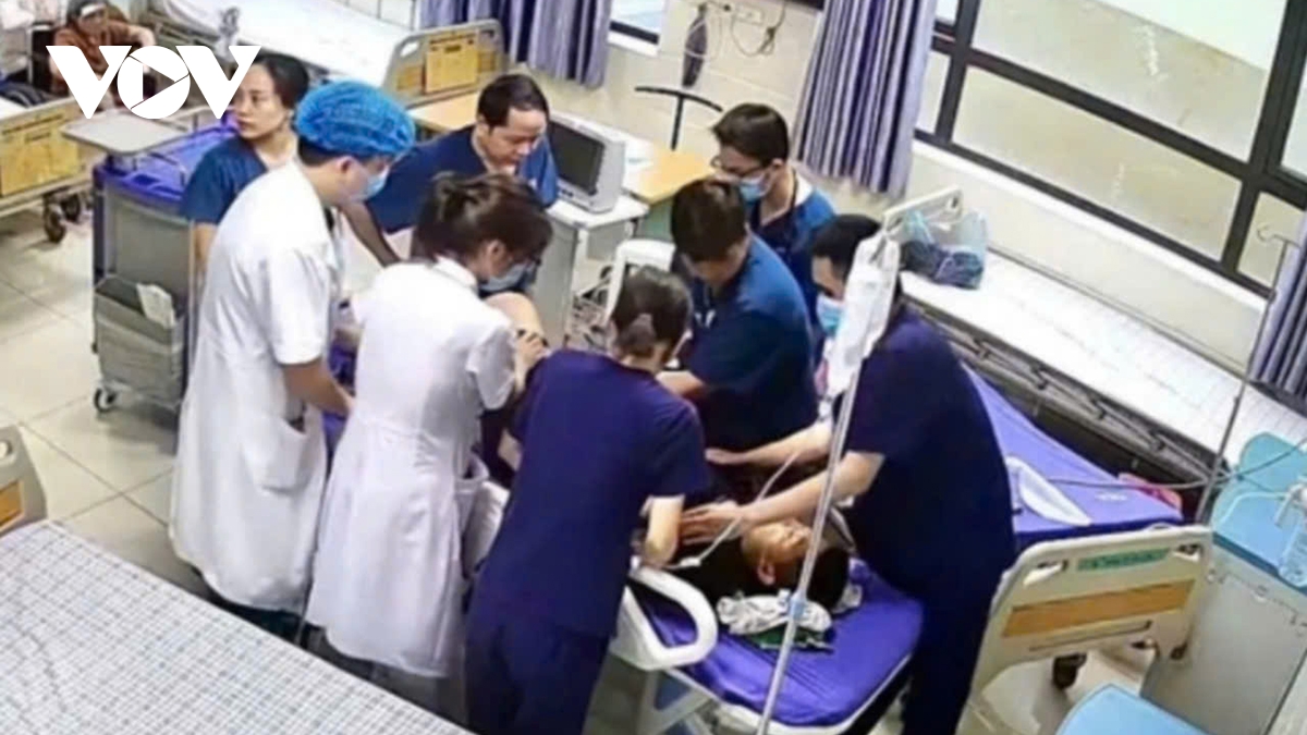 khen thưởng ê kíp y bác sĩ bị hành hung vẫn ép tim cứu trẻ hình ảnh 1 khen thuong e kip y bac si bi hanh hung van ep tim cuu tre hinh anh 1
