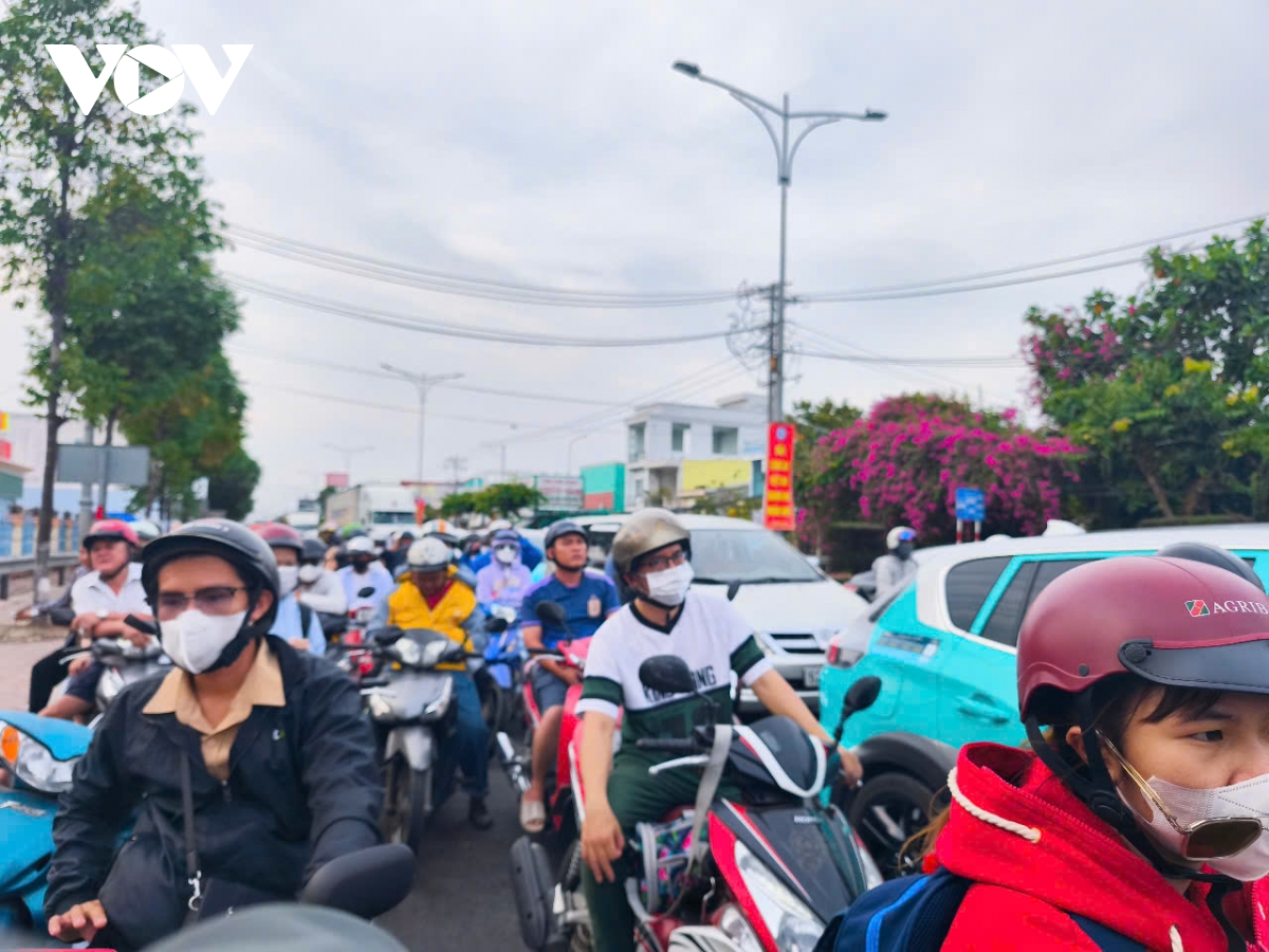 tiền giang mất 30 phút mới qua được cầu rạch miễu do ùn ứ giao thông hình ảnh 3 tien giang mat 30 phut moi qua duoc cau rach mieu do un u giao thong hinh anh 3