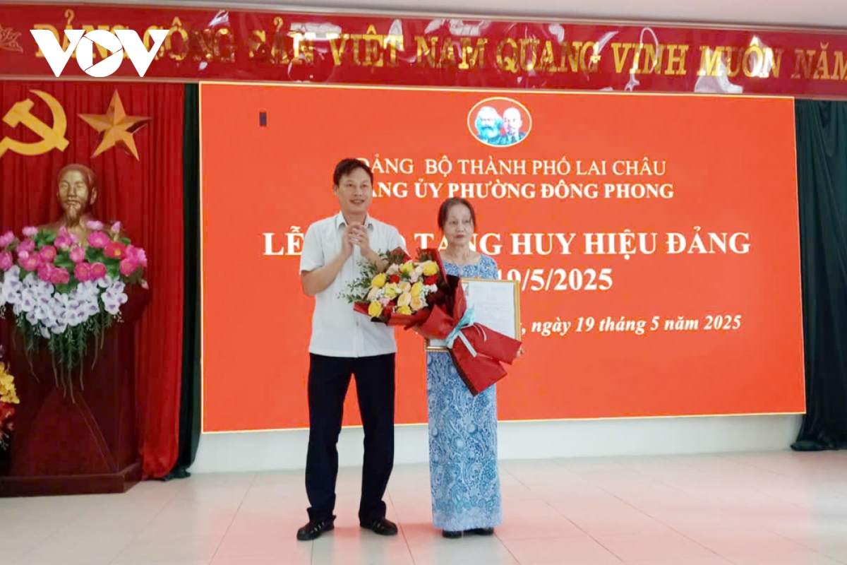 Lai Châu trao 145 Huy hiệu Đảng cho các đảng viên cao niên