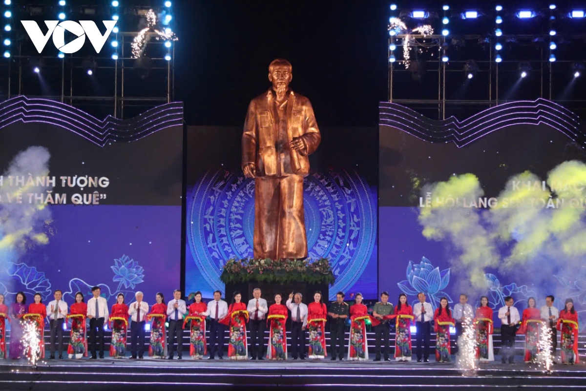 khai mac le hoi lang sen va khanh thanh tuong bac ho ve tham que hinh anh 2 khai mac le hoi lang sen va khanh thanh tuong bac ho ve tham que hinh anh 2