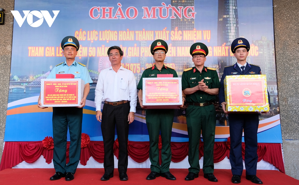 Đón các lực lượng hoàn thanh nhiệm vụ diễu binh, diễu hành tại ga Đà nẵng hình ảnh 6 Don cac luc luong hoan thanh nhiem vu dieu binh, dieu hanh tai ga Da nang hinh anh 6