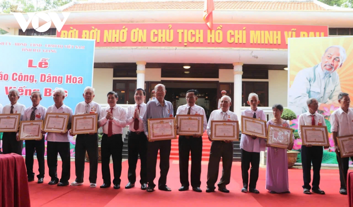 hậu giang tổ chức lễ báo công, dâng hoa viếng bác hình ảnh 3 hau giang to chuc le bao cong, dang hoa vieng bac hinh anh 3