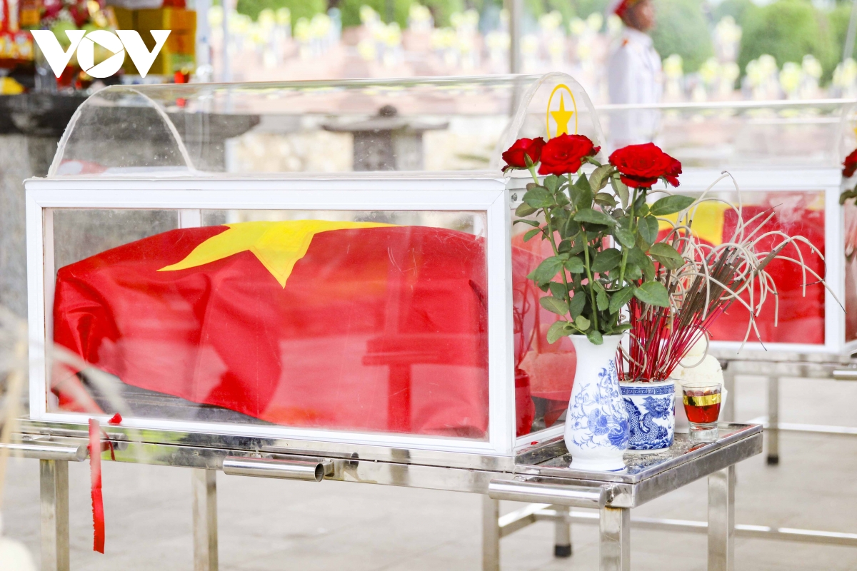 Điện biên truy điệu, an táng 7 liệt sĩ quân tình nguyện hy sinh tại lào hình ảnh 2 Dien bien truy dieu, an tang 7 liet si quan tinh nguyen hy sinh tai lao hinh anh 2